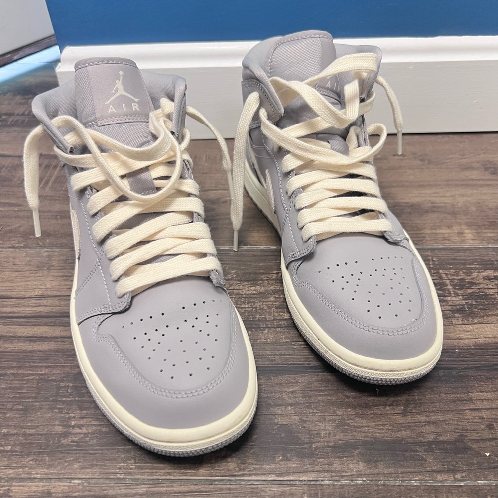 Wmns Air Jordan 1 Mid 'Grey Light Bone' - Picture 2 of 4